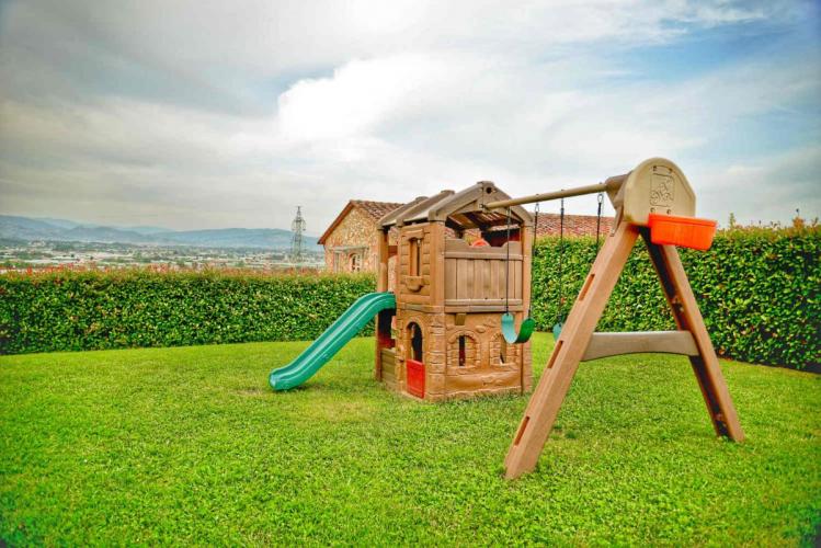 7 - area giochi agriturismo montecarlo-r